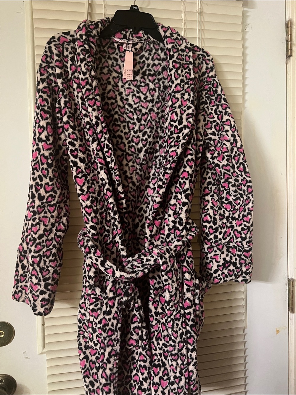 Victoria secret Cozy Pink & Black Heart Leopard Robe. M/L